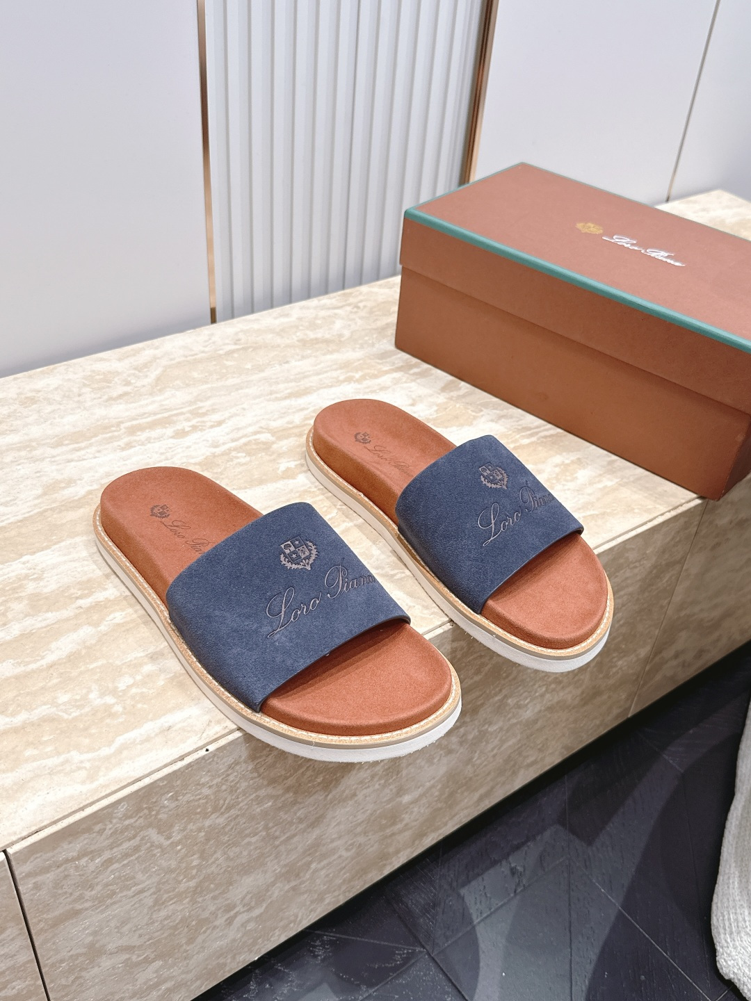 Loro Piana 诺悠翩雅 ，LP炸街男神春夏拖鞋新品专柜同步，鞋面意大利进口牛皮面料，高品质拼接工