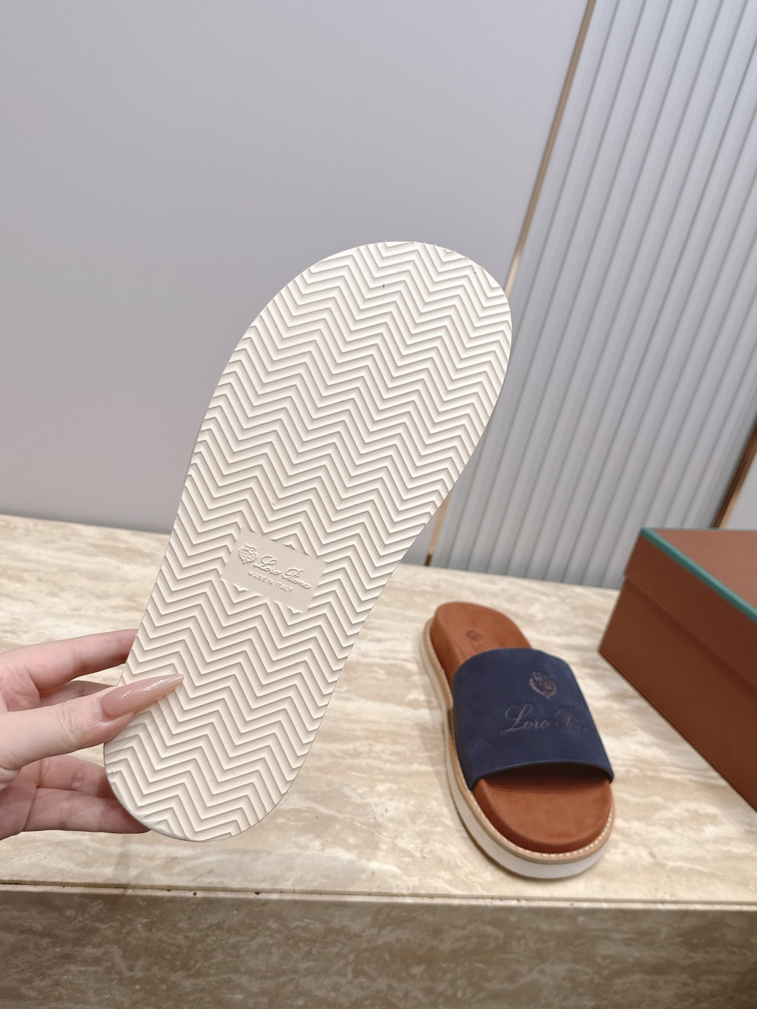 Loro Piana 诺悠翩雅 ，LP炸街男神春夏拖鞋新品专柜同步，鞋面意大利进口牛皮面料，高品质拼接工