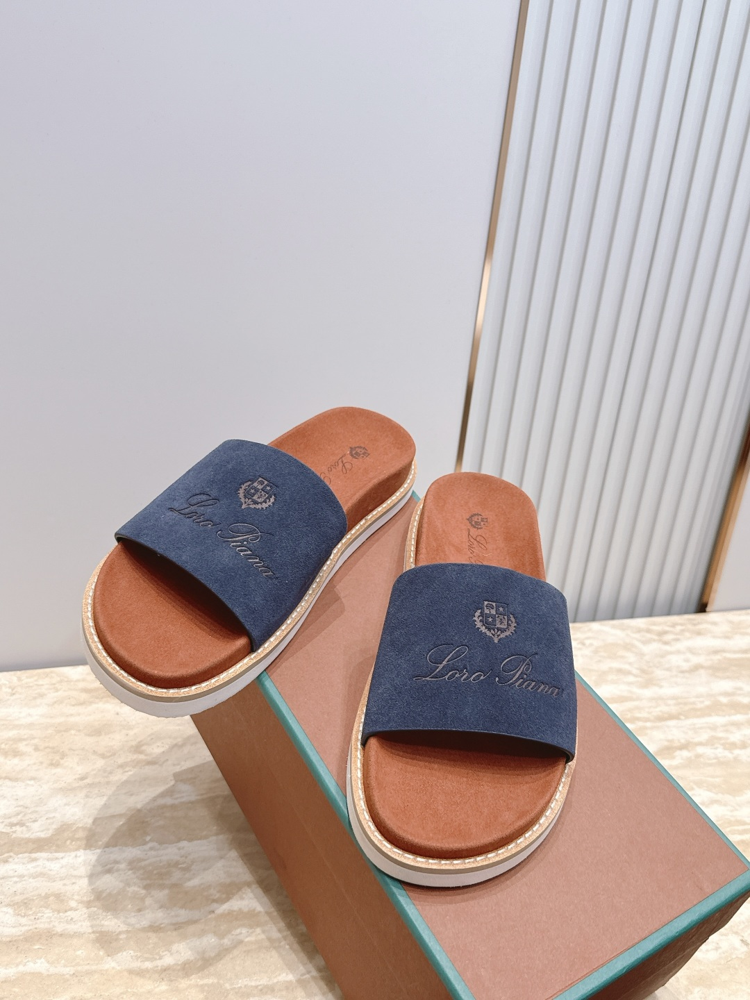 Loro Piana 诺悠翩雅 ，LP炸街男神春夏拖鞋新品专柜同步，鞋面意大利进口牛皮面料，高品质拼接工