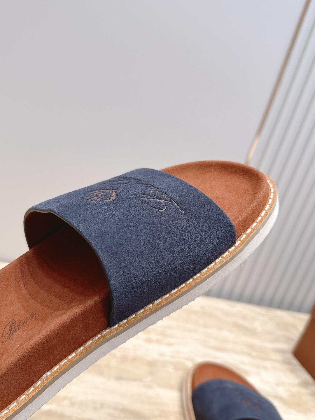 Loro Piana 诺悠翩雅 ，LP炸街男神春夏拖鞋新品专柜同步，鞋面意大利进口牛皮面料，高品质拼接工