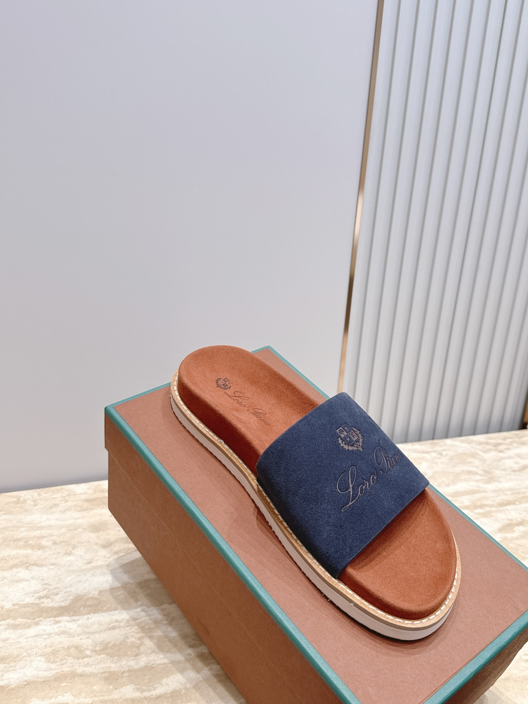 Loro Piana 诺悠翩雅 ，LP炸街男神春夏拖鞋新品专柜同步，鞋面意大利进口牛皮面料，高品质拼接工