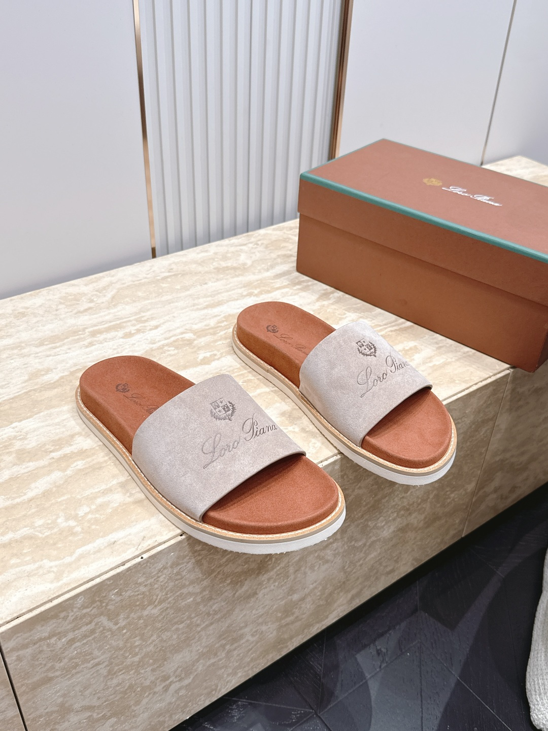 Loro Piana 诺悠翩雅 ，LP炸街男神春夏拖鞋新品专柜同步，鞋面意大利进口牛皮面料，高品质拼接工