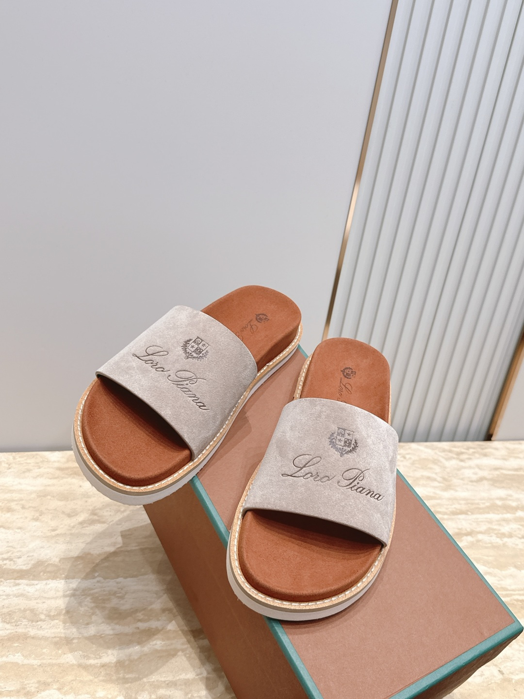 Loro Piana 诺悠翩雅 ，LP炸街男神春夏拖鞋新品专柜同步，鞋面意大利进口牛皮面料，高品质拼接工