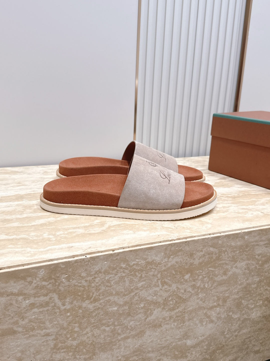 Loro Piana 诺悠翩雅 ，LP炸街男神春夏拖鞋新品专柜同步，鞋面意大利进口牛皮面料，高品质拼接工