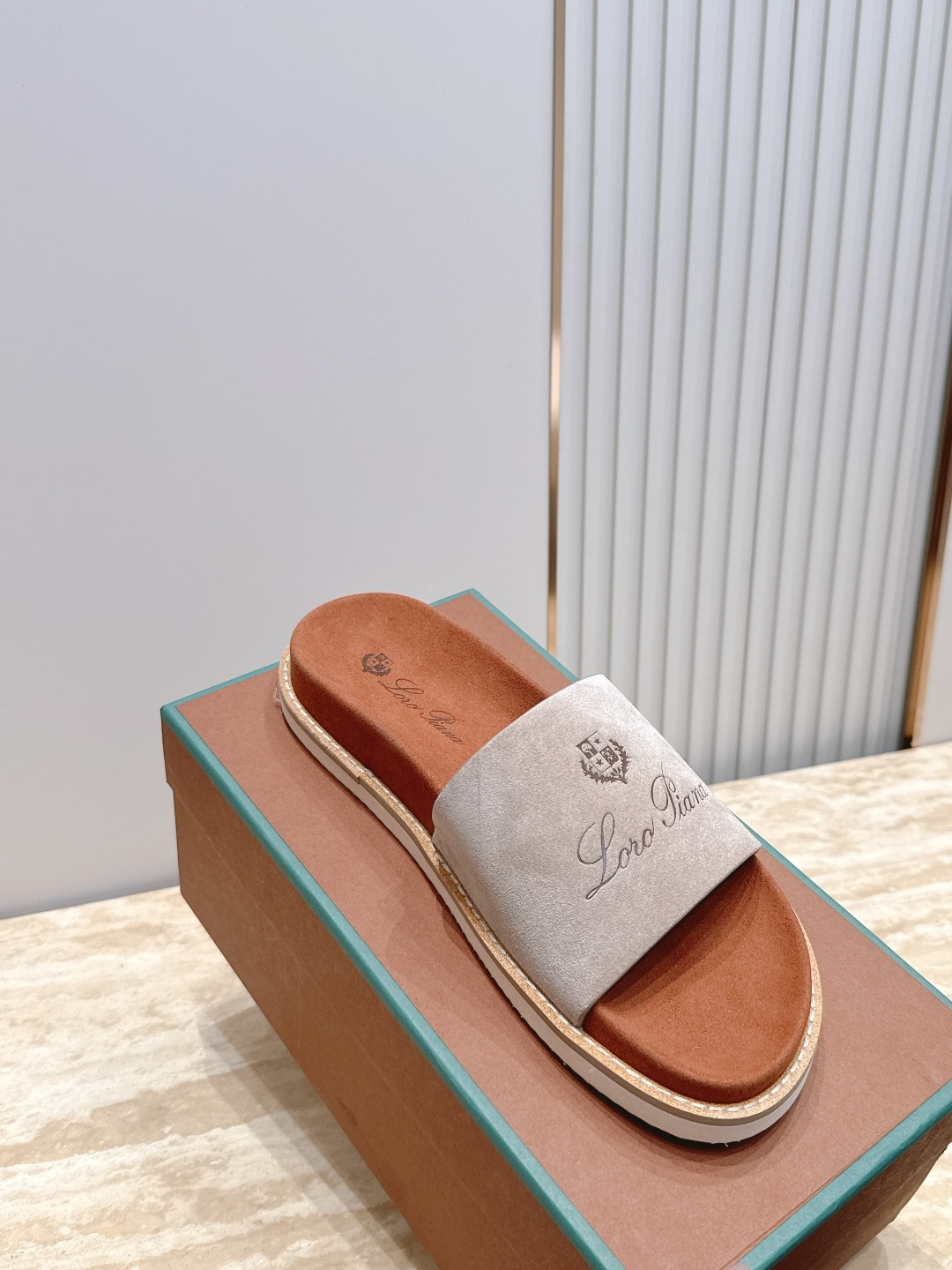 Loro Piana 诺悠翩雅 ，LP炸街男神春夏拖鞋新品专柜同步，鞋面意大利进口牛皮面料，高品质拼接工