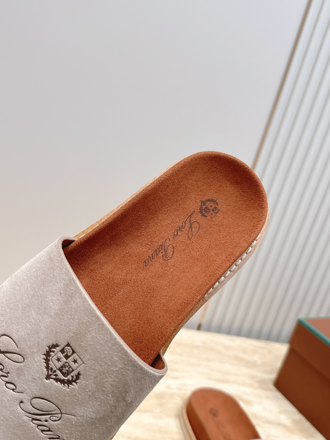 Loro Piana 诺悠翩雅 ，LP炸街男神春夏拖鞋新品专柜同步，鞋面意大利进口牛皮面料，高品质拼接工