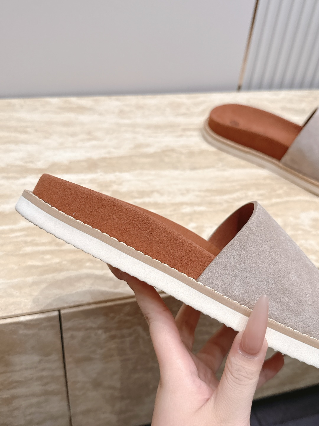 Loro Piana 诺悠翩雅 ，LP炸街男神春夏拖鞋新品专柜同步，鞋面意大利进口牛皮面料，高品质拼接工