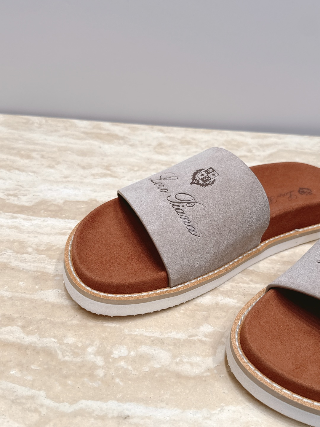 Loro Piana 诺悠翩雅 ，LP炸街男神春夏拖鞋新品专柜同步，鞋面意大利进口牛皮面料，高品质拼接工
