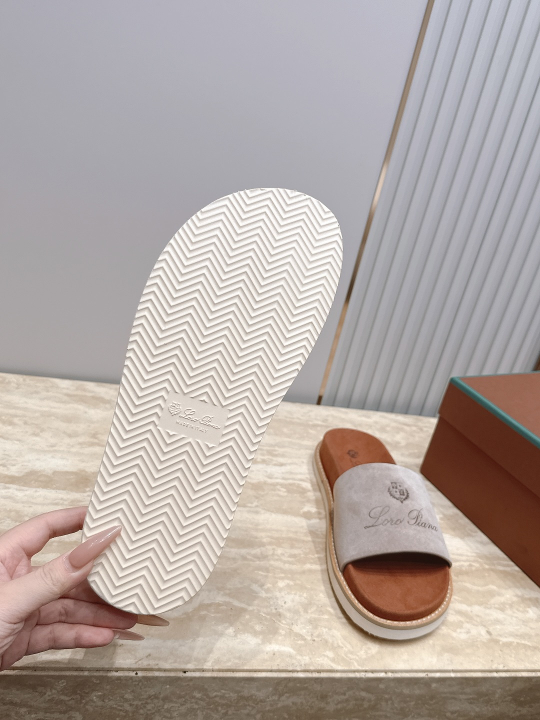 Loro Piana 诺悠翩雅 ，LP炸街男神春夏拖鞋新品专柜同步，鞋面意大利进口牛皮面料，高品质拼接工