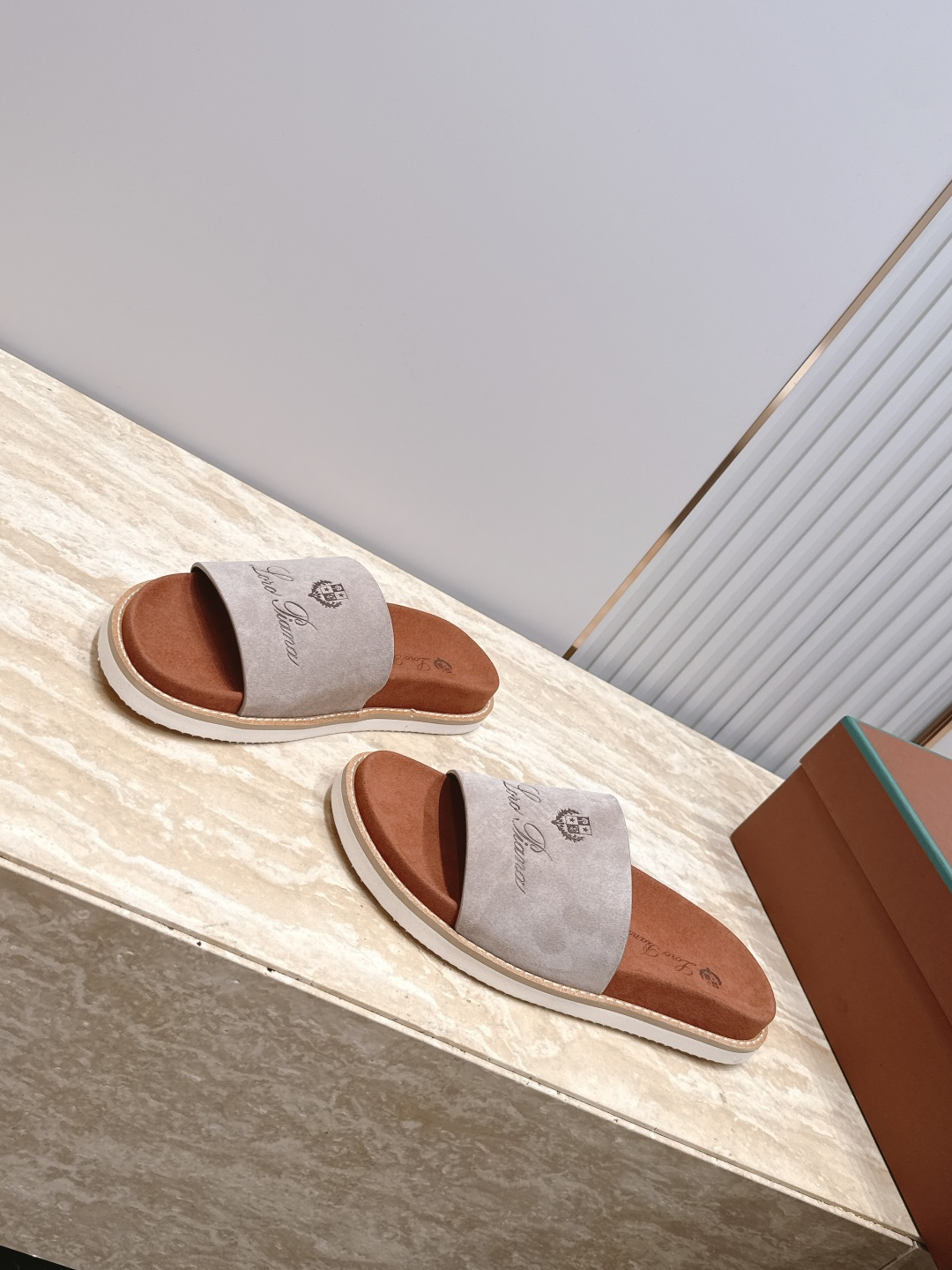 Loro Piana 诺悠翩雅 ，LP炸街男神春夏拖鞋新品专柜同步，鞋面意大利进口牛皮面料，高品质拼接工