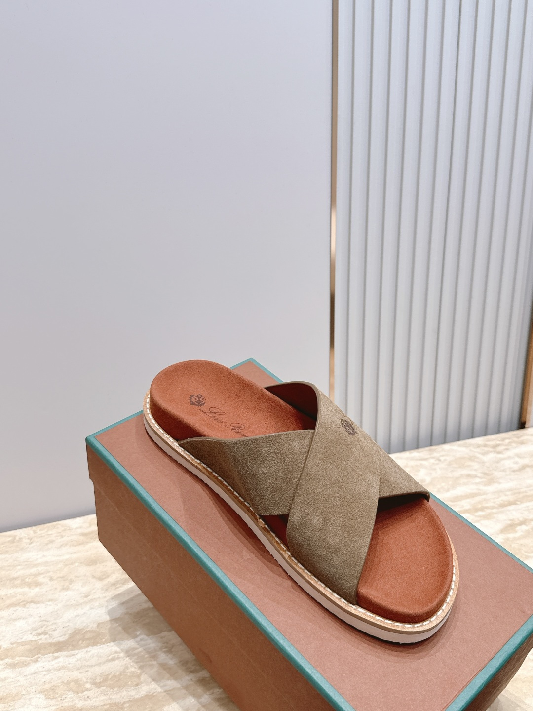 Loro Piana 诺悠翩雅 ，LP炸街男神春夏拖鞋新品专柜同步，鞋面意大利进口牛皮面料，高品质拼接工