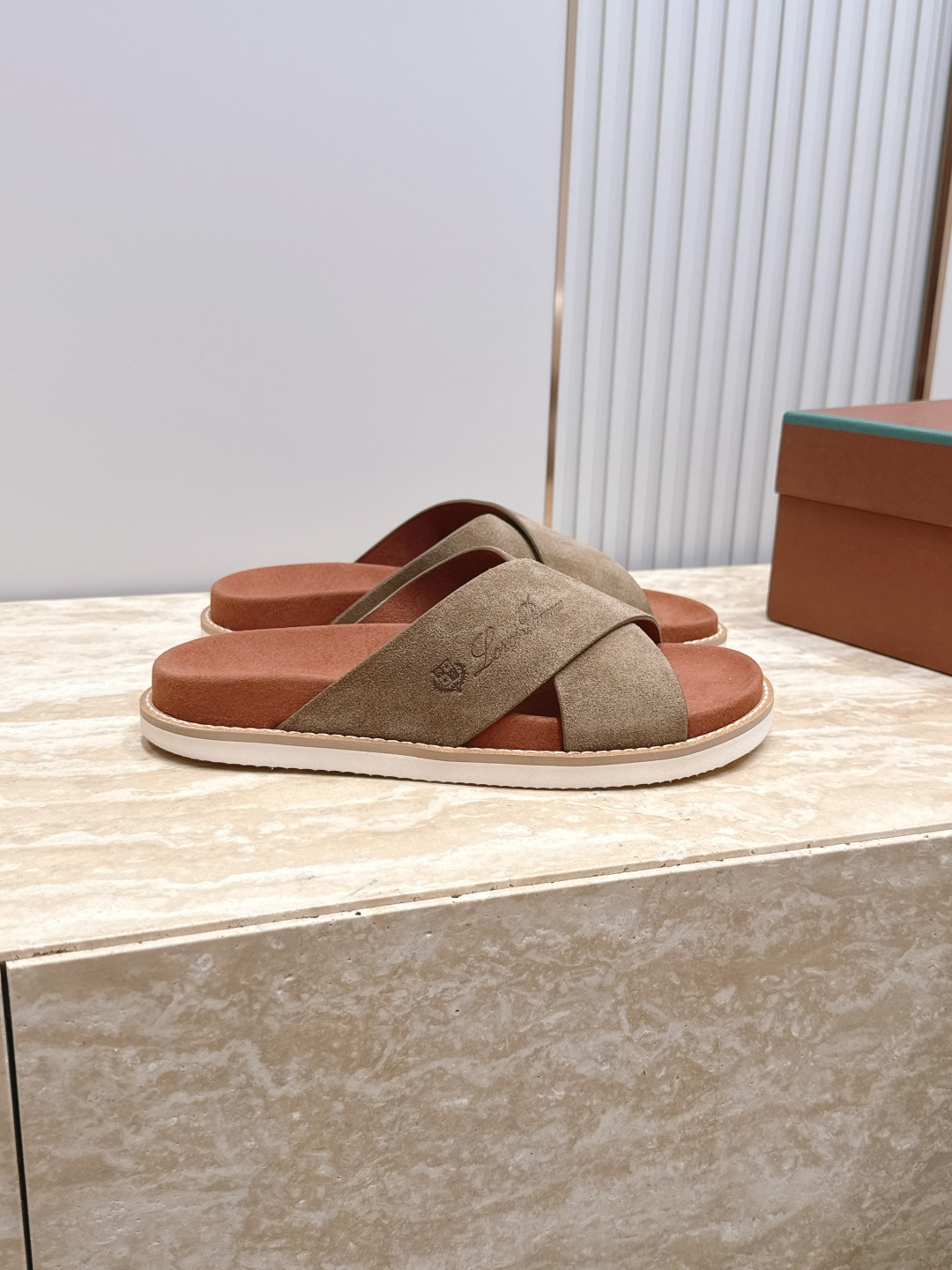 Loro Piana 诺悠翩雅 ，LP炸街男神春夏拖鞋新品专柜同步，鞋面意大利进口牛皮面料，高品质拼接工
