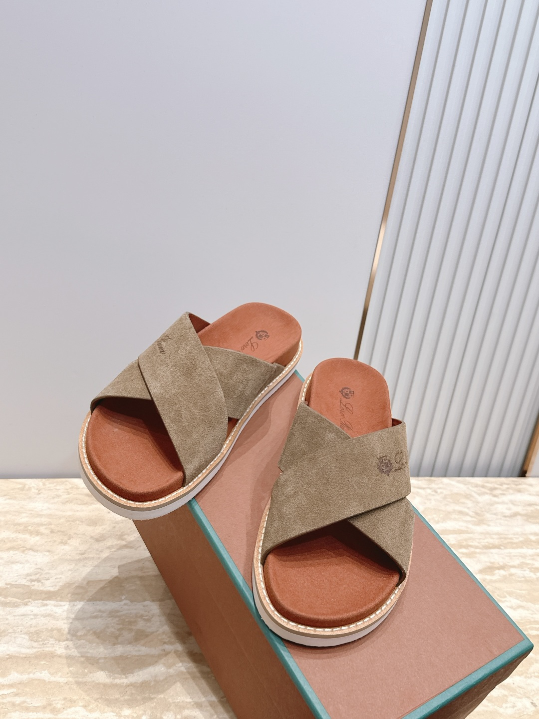 Loro Piana 诺悠翩雅 ，LP炸街男神春夏拖鞋新品专柜同步，鞋面意大利进口牛皮面料，高品质拼接工