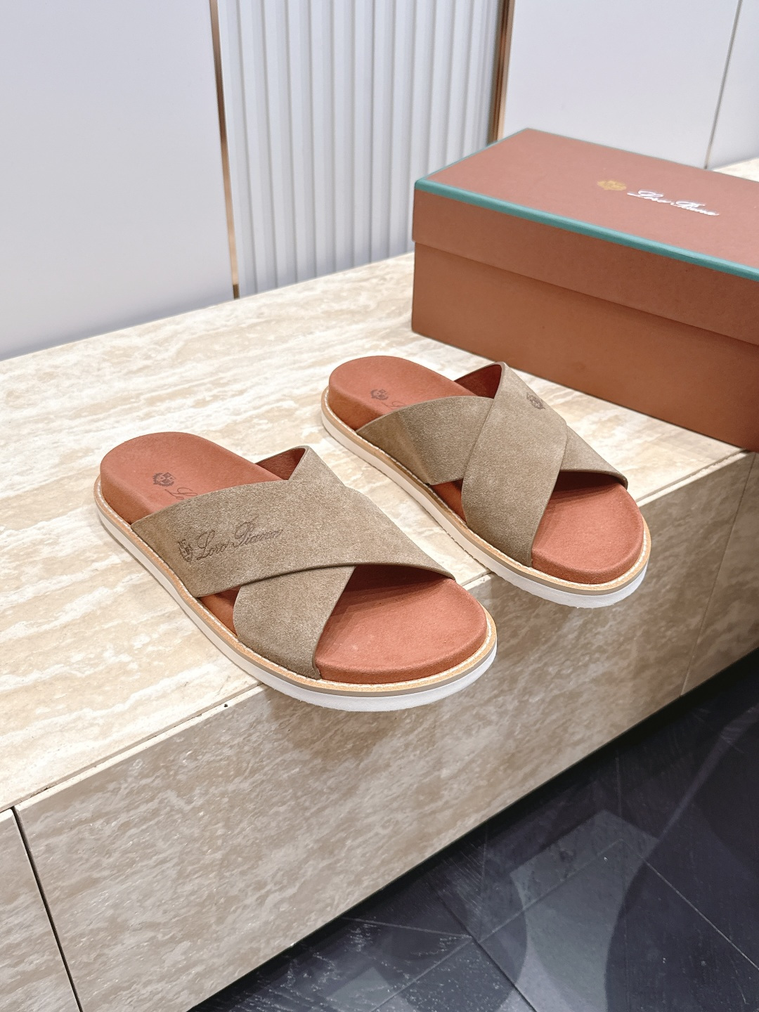 Loro Piana 诺悠翩雅 ，LP炸街男神春夏拖鞋新品专柜同步，鞋面意大利进口牛皮面料，高品质拼接工