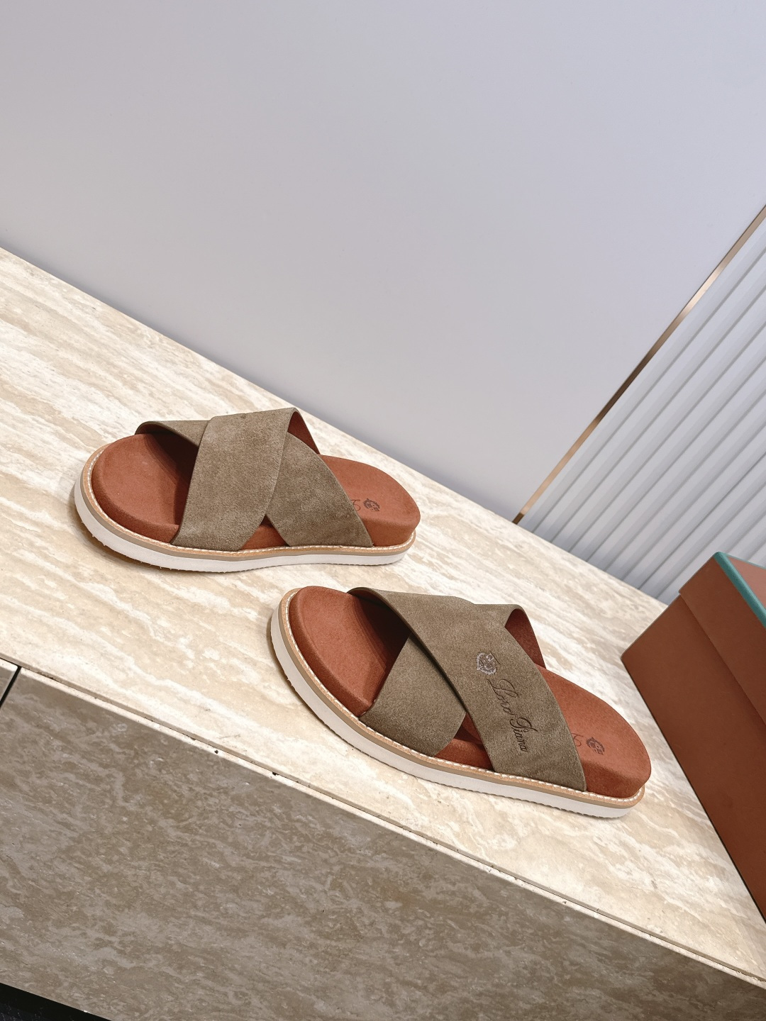 Loro Piana 诺悠翩雅 ，LP炸街男神春夏拖鞋新品专柜同步，鞋面意大利进口牛皮面料，高品质拼接工