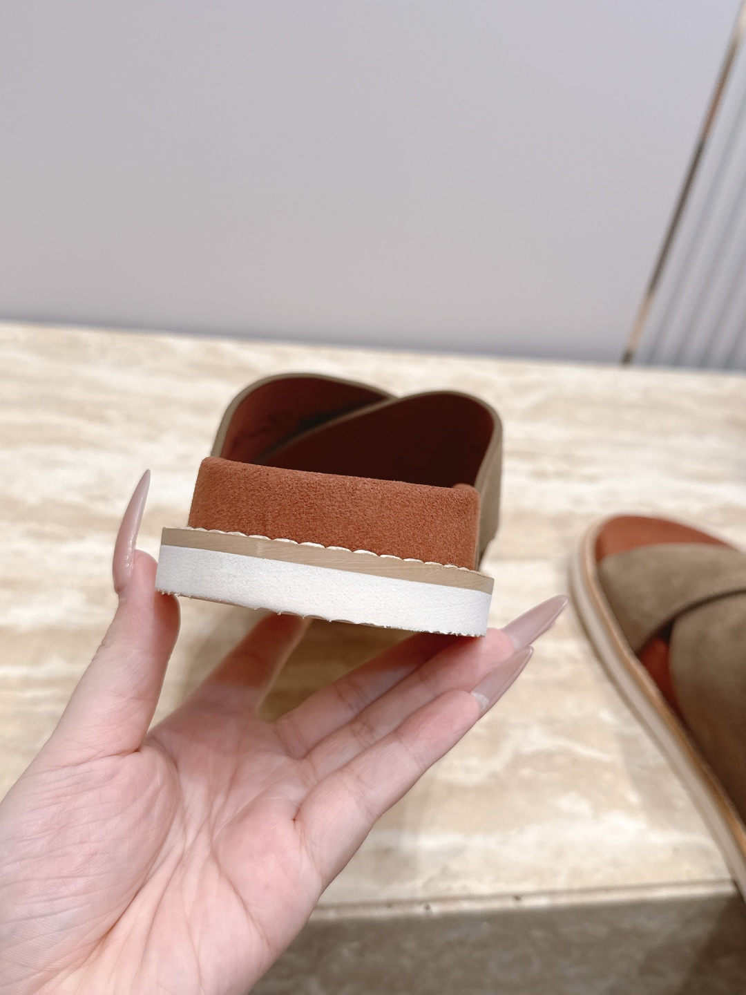 Loro Piana 诺悠翩雅 ，LP炸街男神春夏拖鞋新品专柜同步，鞋面意大利进口牛皮面料，高品质拼接工