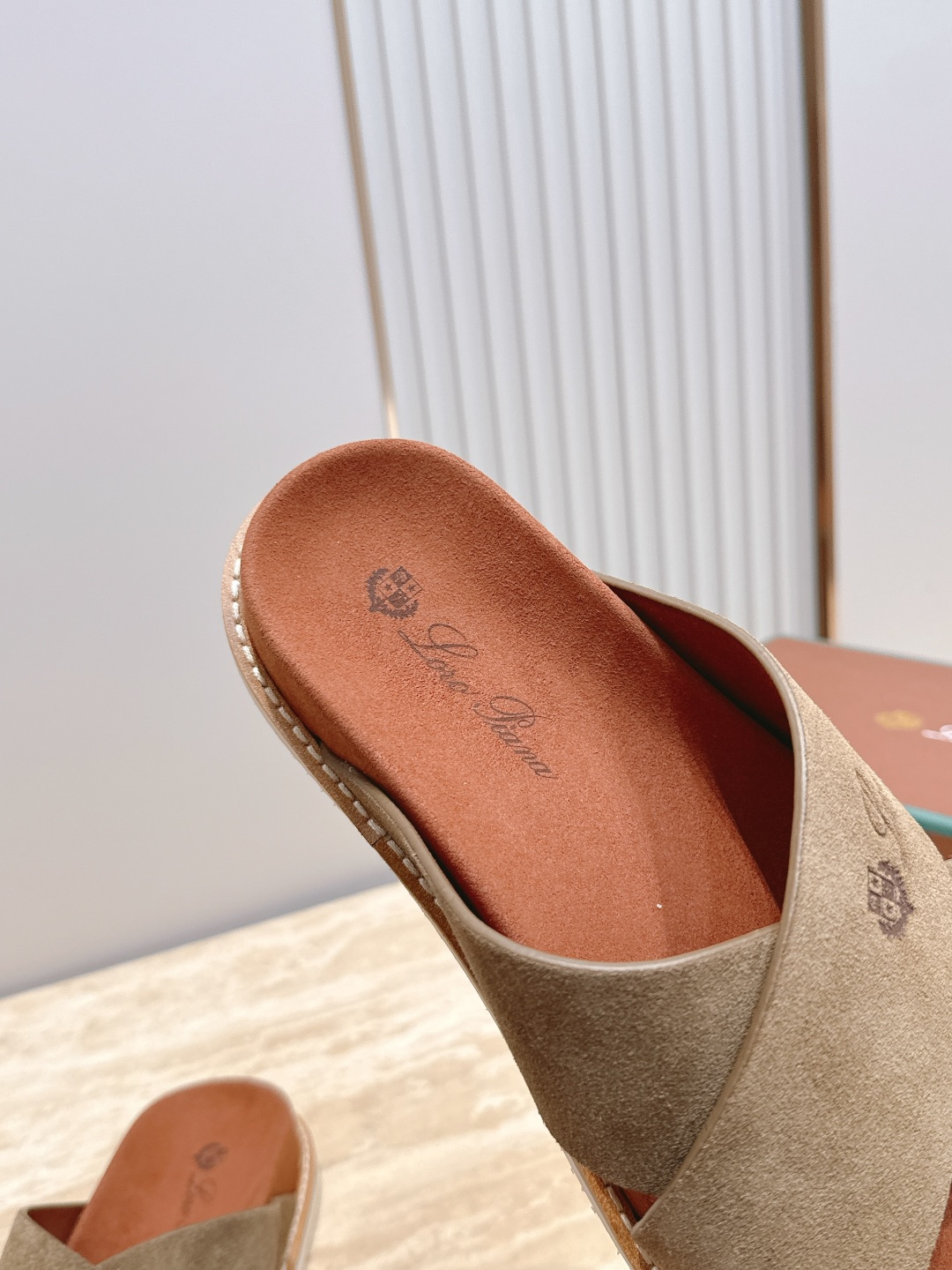 Loro Piana 诺悠翩雅 ，LP炸街男神春夏拖鞋新品专柜同步，鞋面意大利进口牛皮面料，高品质拼接工