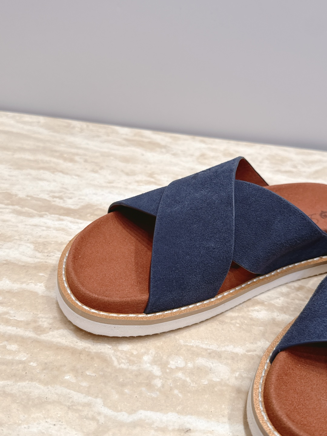 Loro Piana 诺悠翩雅 ，LP炸街男神春夏拖鞋新品专柜同步，鞋面意大利进口牛皮面料，高品质拼接工