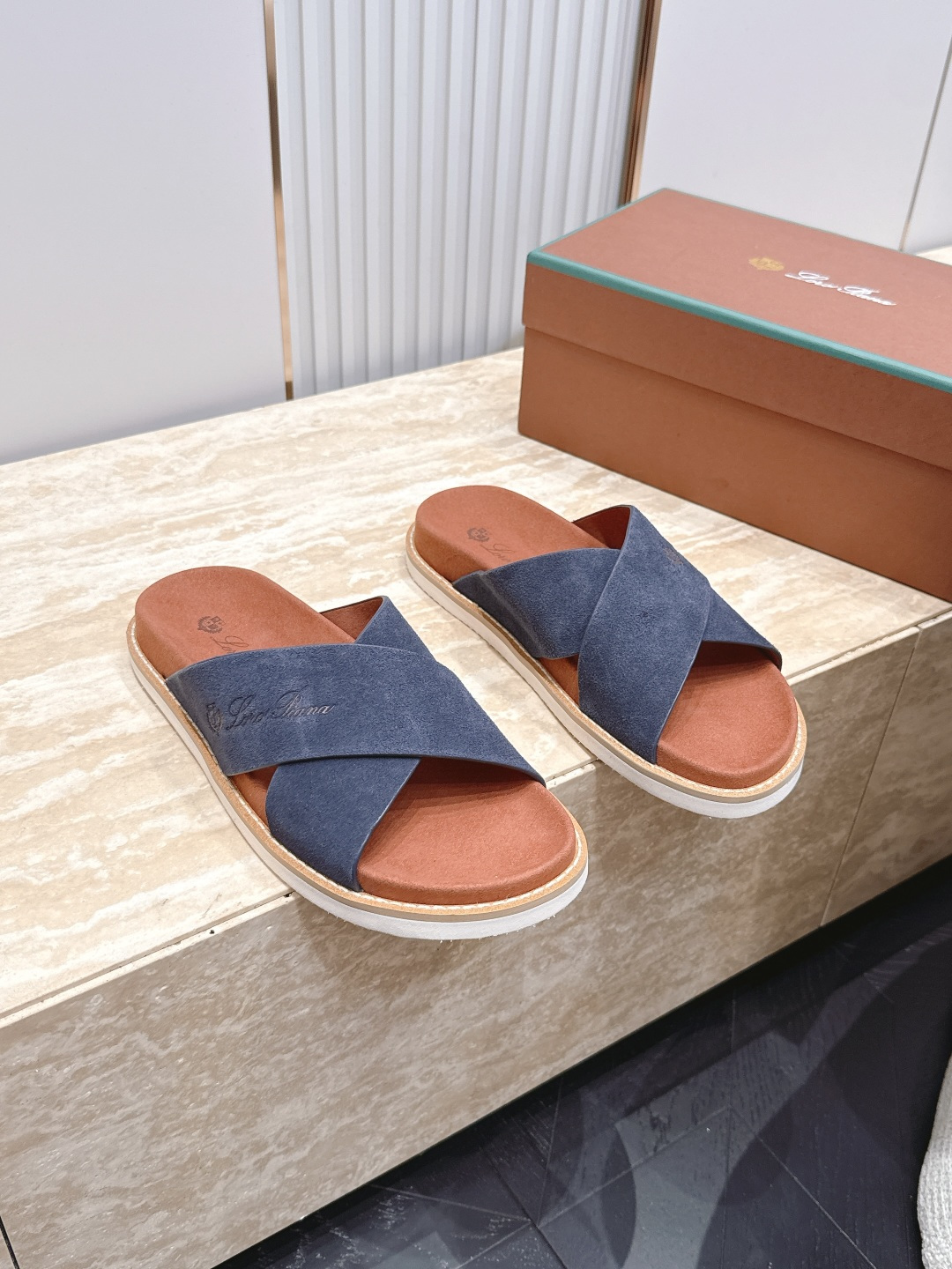 Loro Piana 诺悠翩雅 ，LP炸街男神春夏拖鞋新品专柜同步，鞋面意大利进口牛皮面料，高品质拼接工