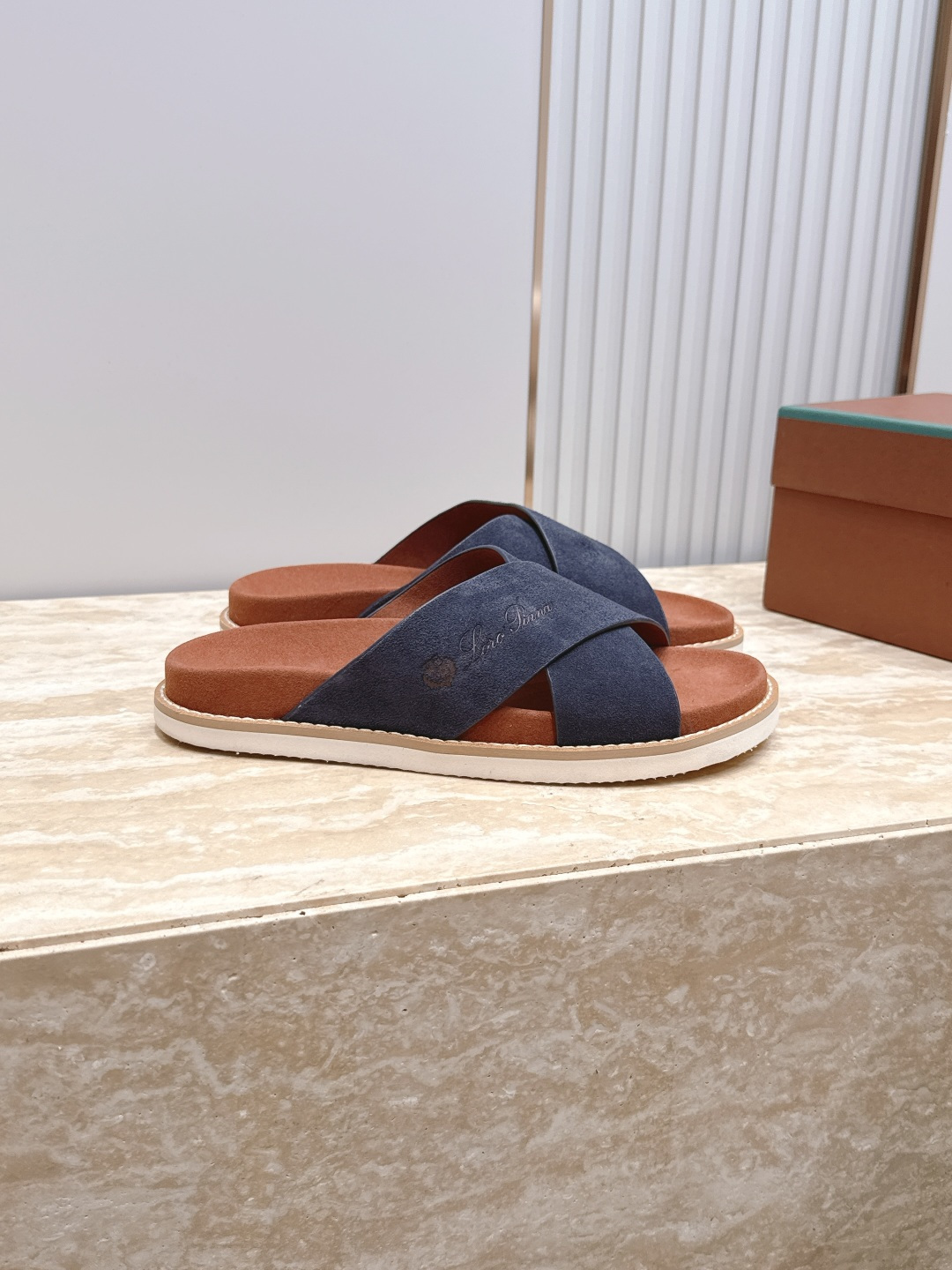 Loro Piana 诺悠翩雅 ，LP炸街男神春夏拖鞋新品专柜同步，鞋面意大利进口牛皮面料，高品质拼接工