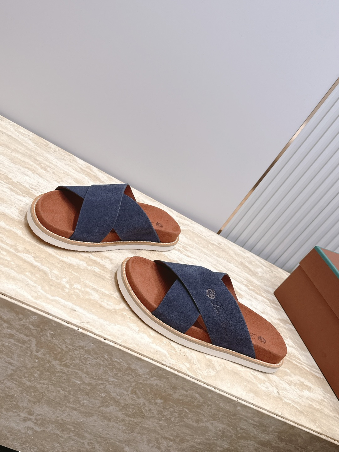 Loro Piana 诺悠翩雅 ，LP炸街男神春夏拖鞋新品专柜同步，鞋面意大利进口牛皮面料，高品质拼接工