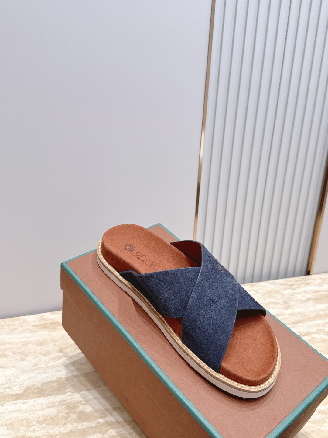 Loro Piana 诺悠翩雅 ，LP炸街男神春夏拖鞋新品专柜同步，鞋面意大利进口牛皮面料，高品质拼接工