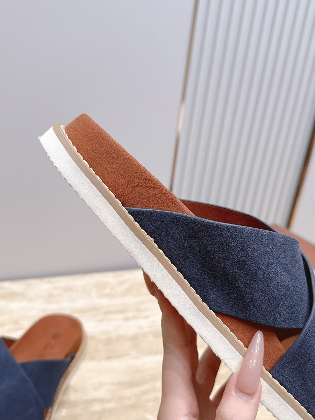 Loro Piana 诺悠翩雅 ，LP炸街男神春夏拖鞋新品专柜同步，鞋面意大利进口牛皮面料，高品质拼接工