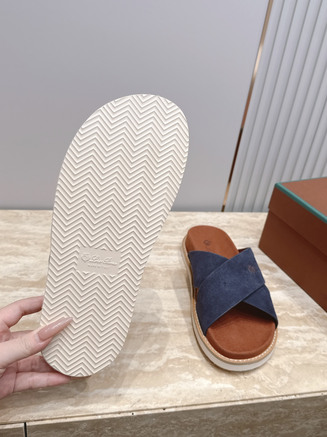 Loro Piana 诺悠翩雅 ，LP炸街男神春夏拖鞋新品专柜同步，鞋面意大利进口牛皮面料，高品质拼接工
