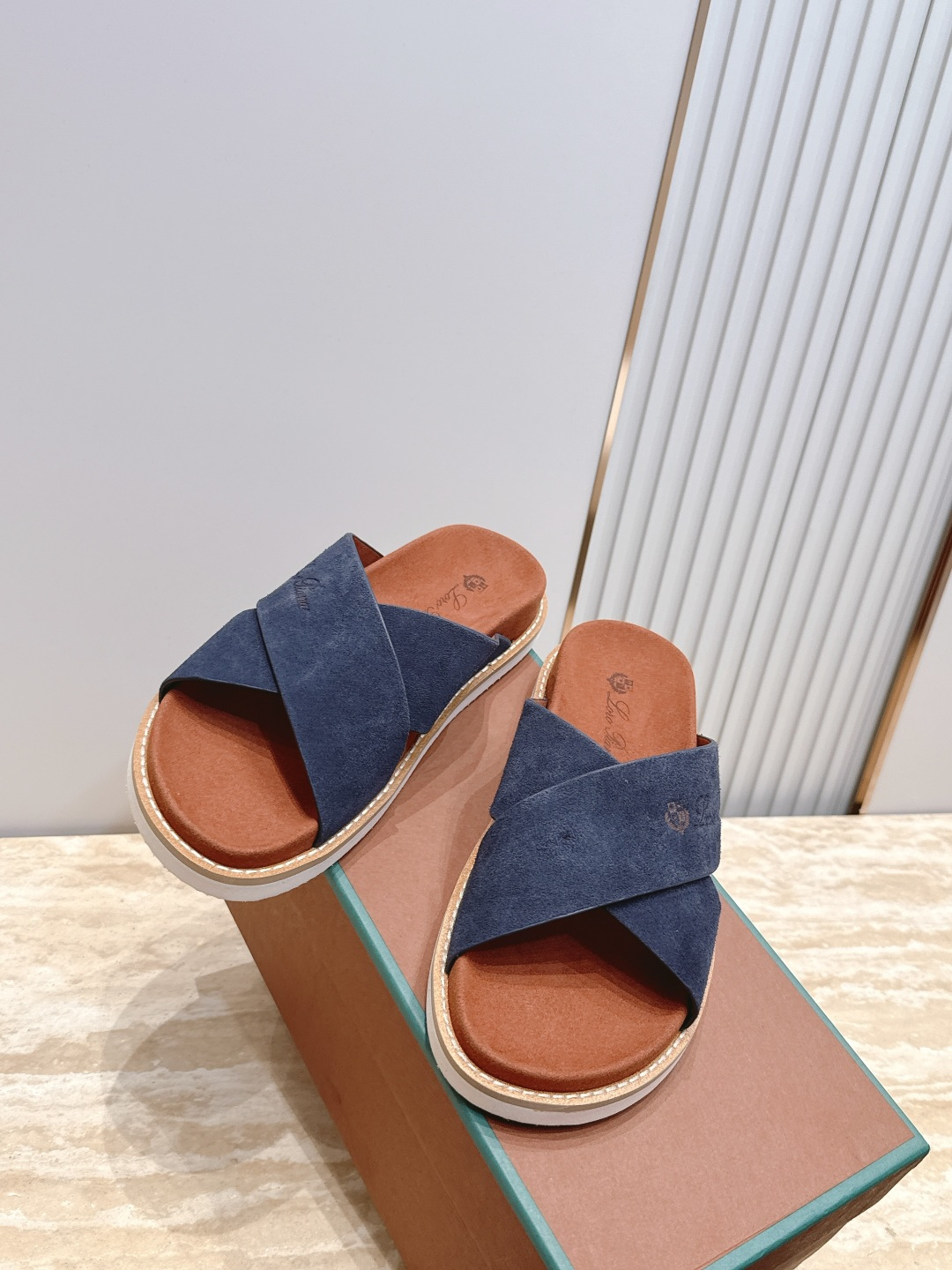 Loro Piana 诺悠翩雅 ，LP炸街男神春夏拖鞋新品专柜同步，鞋面意大利进口牛皮面料，高品质拼接工