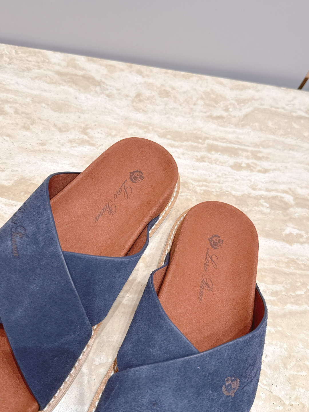 Loro Piana 诺悠翩雅 ，LP炸街男神春夏拖鞋新品专柜同步，鞋面意大利进口牛皮面料，高品质拼接工