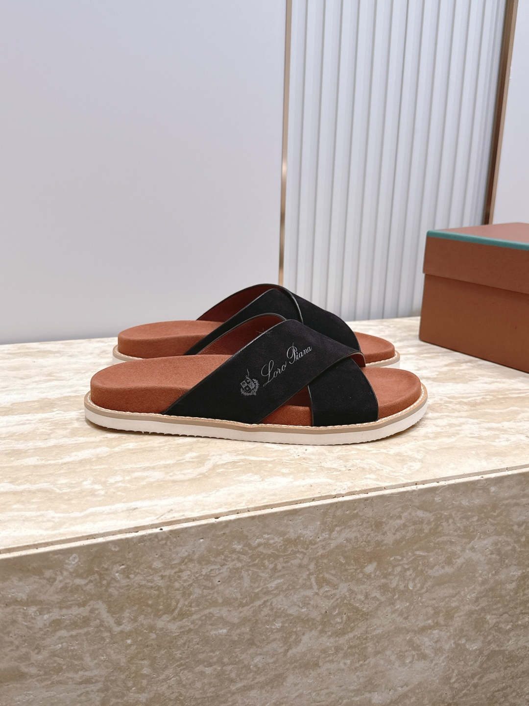 Loro Piana 诺悠翩雅 ，LP炸街男神春夏拖鞋新品专柜同步，鞋面意大利进口牛皮面料，高品质拼接工