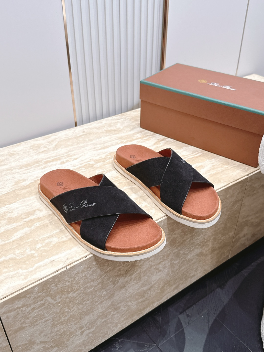 Loro Piana 诺悠翩雅 ，LP炸街男神春夏拖鞋新品专柜同步，鞋面意大利进口牛皮面料，高品质拼接工
