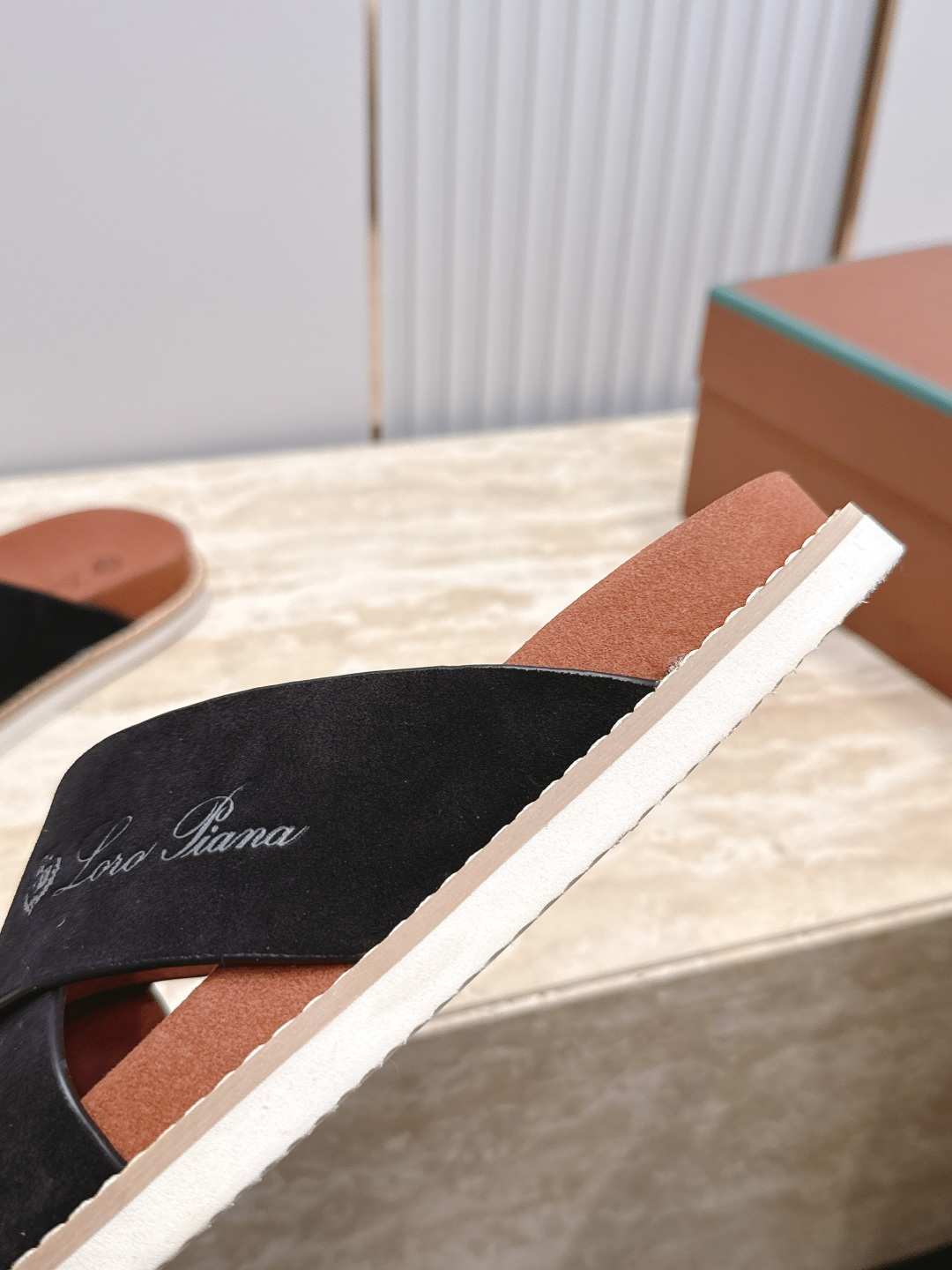 Loro Piana 诺悠翩雅 ，LP炸街男神春夏拖鞋新品专柜同步，鞋面意大利进口牛皮面料，高品质拼接工