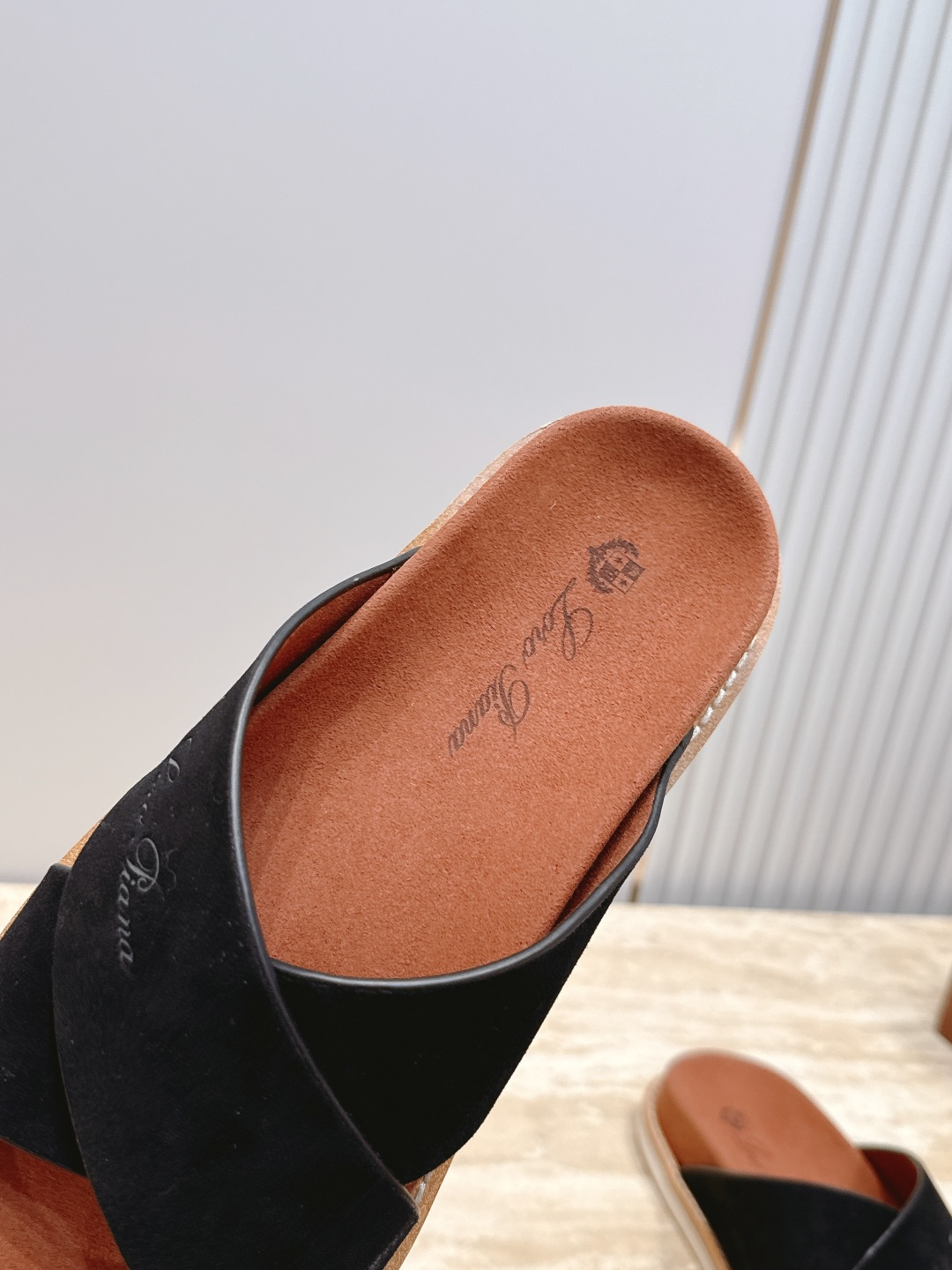 Loro Piana 诺悠翩雅 ，LP炸街男神春夏拖鞋新品专柜同步，鞋面意大利进口牛皮面料，高品质拼接工
