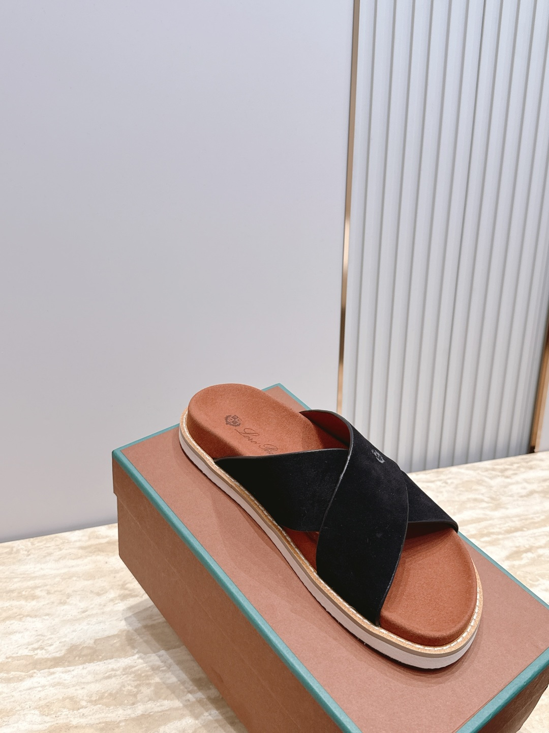 Loro Piana 诺悠翩雅 ，LP炸街男神春夏拖鞋新品专柜同步，鞋面意大利进口牛皮面料，高品质拼接工