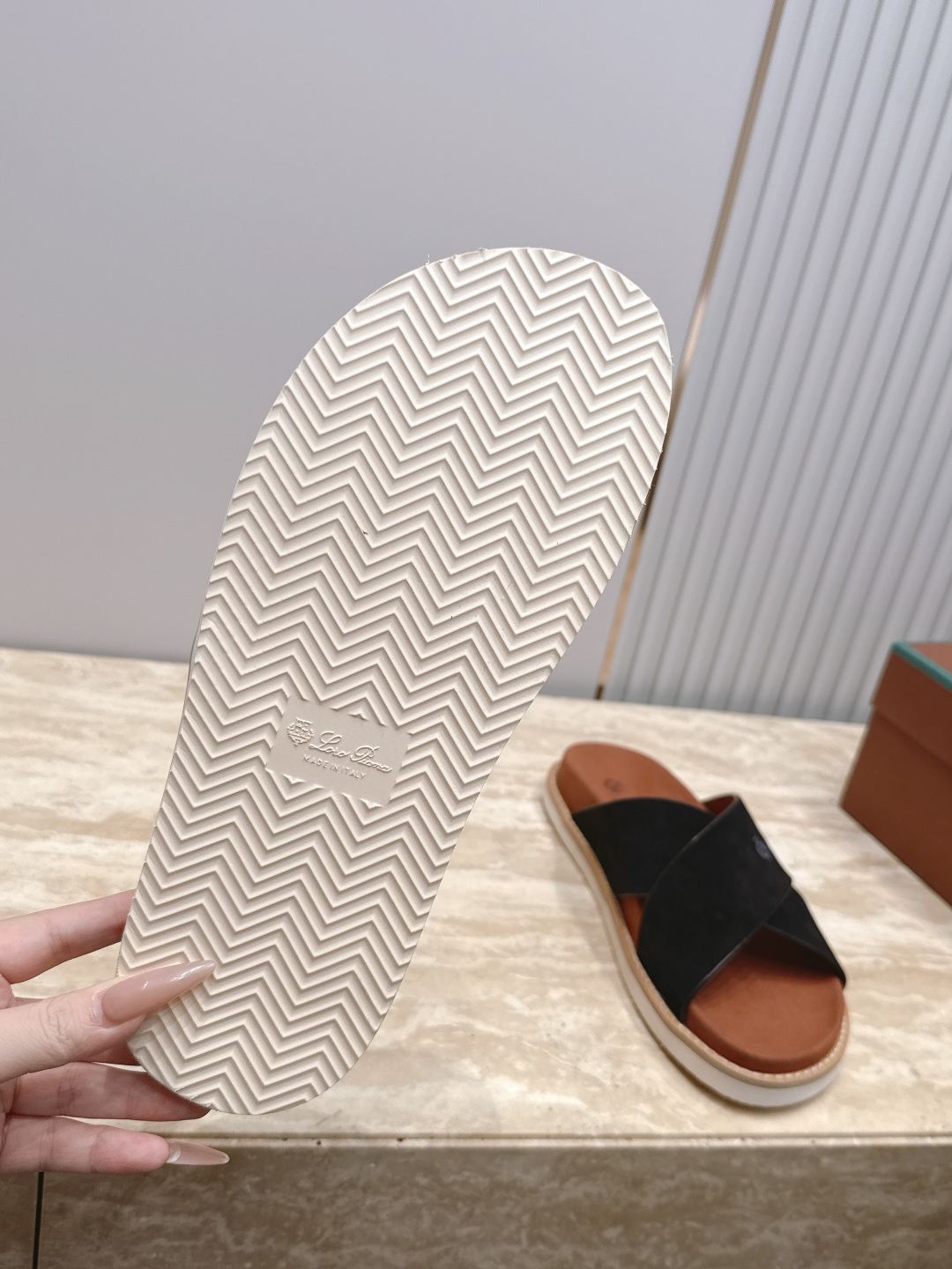 Loro Piana 诺悠翩雅 ，LP炸街男神春夏拖鞋新品专柜同步，鞋面意大利进口牛皮面料，高品质拼接工