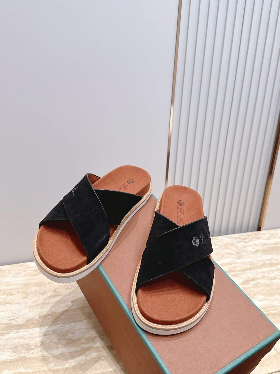Loro Piana 诺悠翩雅 ，LP炸街男神春夏拖鞋新品专柜同步，鞋面意大利进口牛皮面料，高品质拼接工