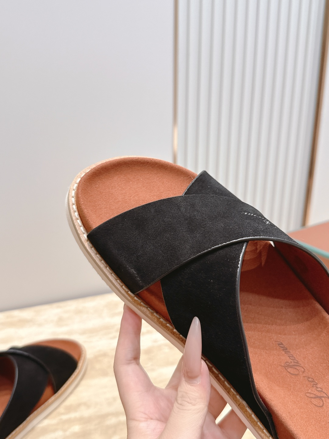 Loro Piana 诺悠翩雅 ，LP炸街男神春夏拖鞋新品专柜同步，鞋面意大利进口牛皮面料，高品质拼接工