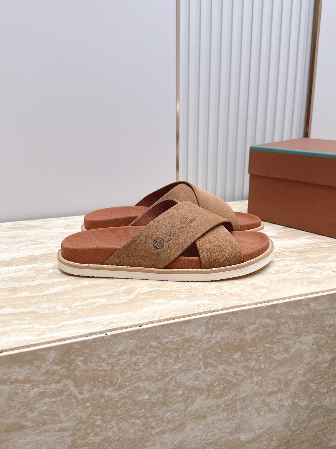 Loro Piana 诺悠翩雅 ，LP炸街男神春夏拖鞋新品专柜同步，鞋面意大利进口牛皮面料，高品质拼接工