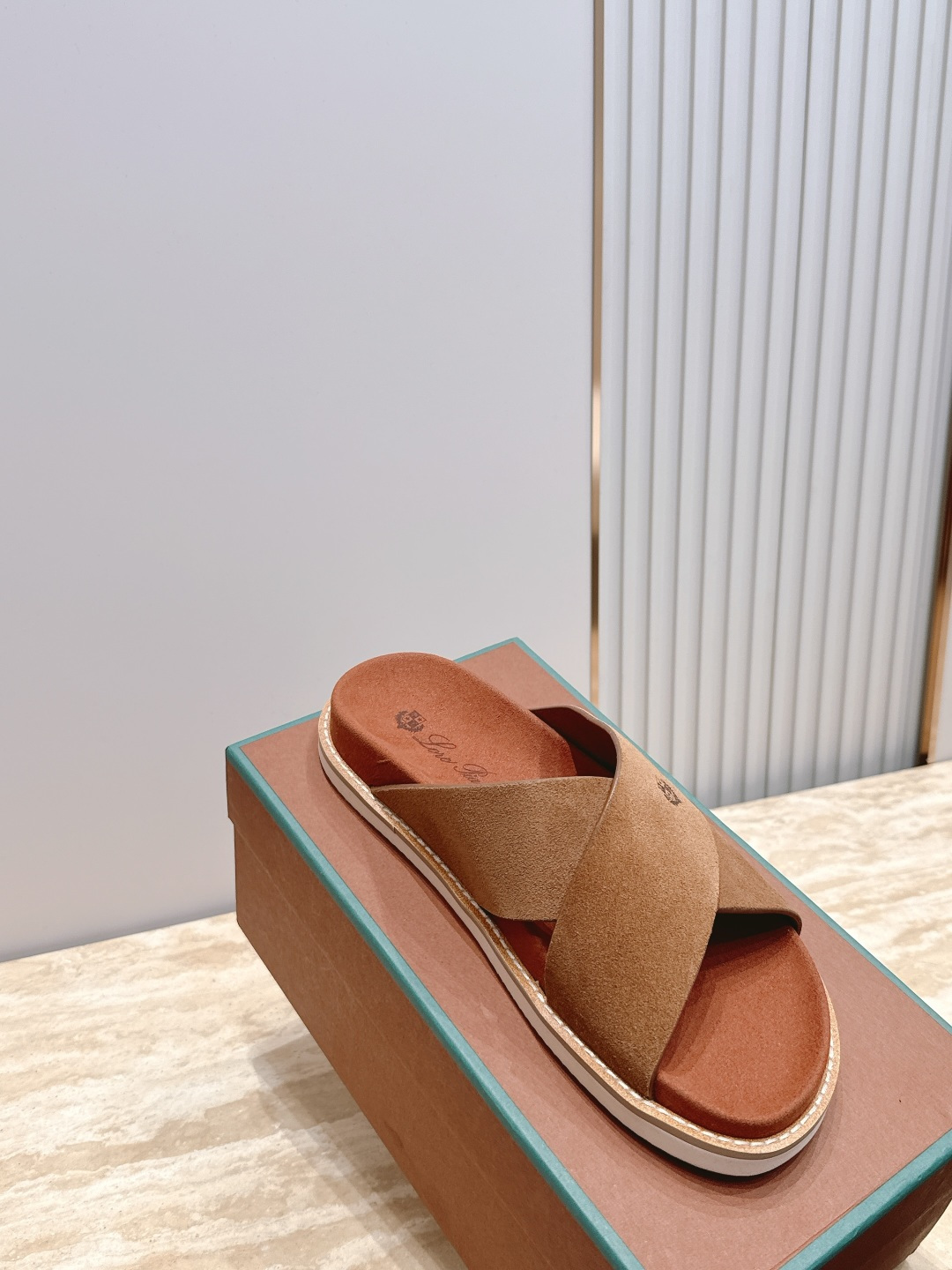 Loro Piana 诺悠翩雅 ，LP炸街男神春夏拖鞋新品专柜同步，鞋面意大利进口牛皮面料，高品质拼接工