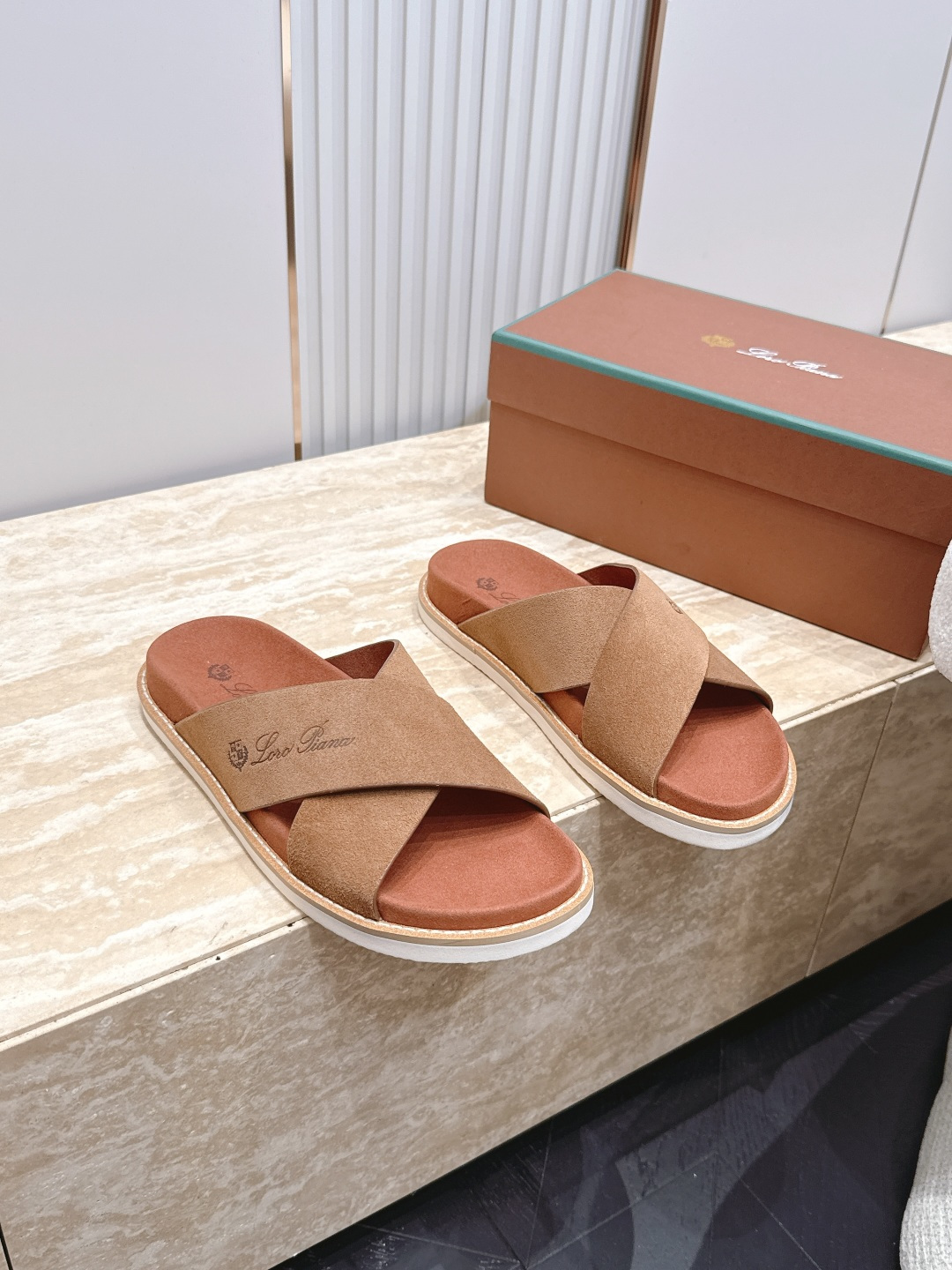 Loro Piana 诺悠翩雅 ，LP炸街男神春夏拖鞋新品专柜同步，鞋面意大利进口牛皮面料，高品质拼接工