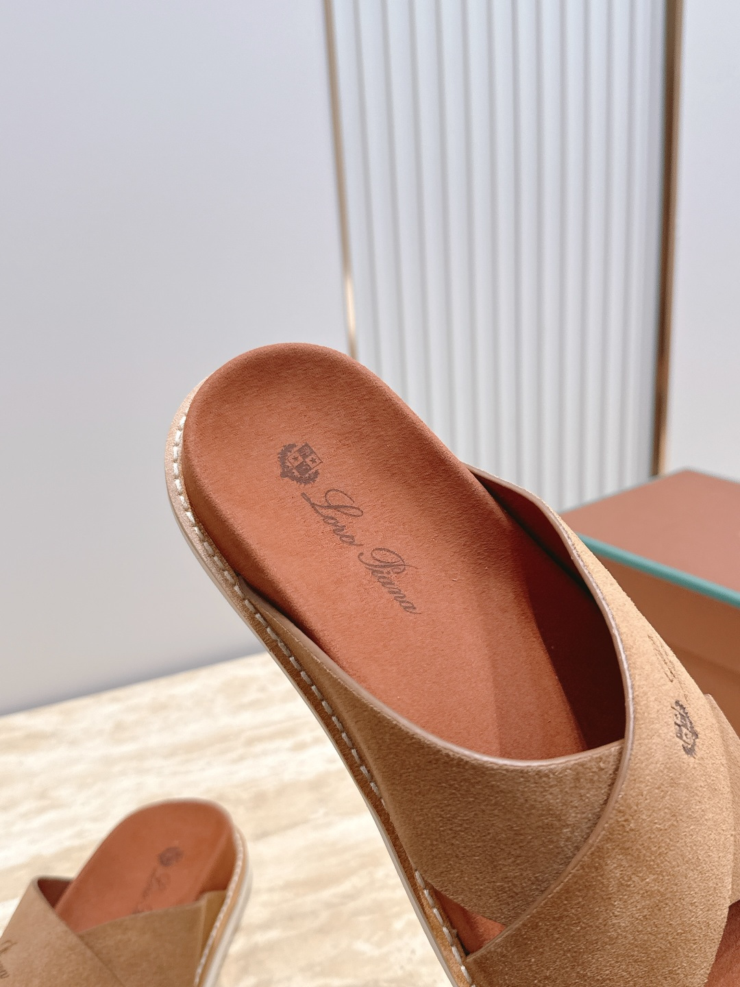 Loro Piana 诺悠翩雅 ，LP炸街男神春夏拖鞋新品专柜同步，鞋面意大利进口牛皮面料，高品质拼接工