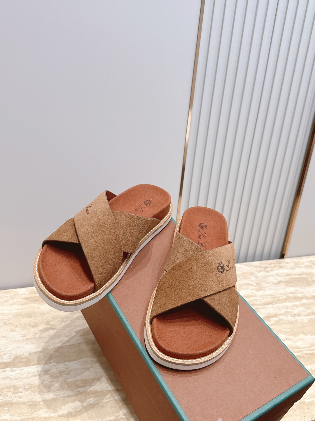 Loro Piana 诺悠翩雅 ，LP炸街男神春夏拖鞋新品专柜同步，鞋面意大利进口牛皮面料，高品质拼接工