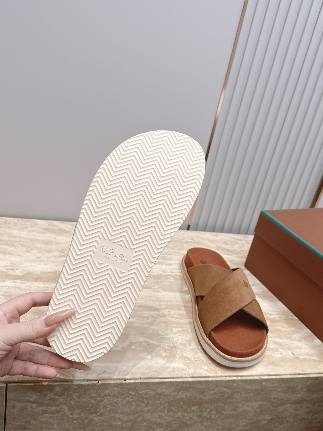 Loro Piana 诺悠翩雅 ，LP炸街男神春夏拖鞋新品专柜同步，鞋面意大利进口牛皮面料，高品质拼接工