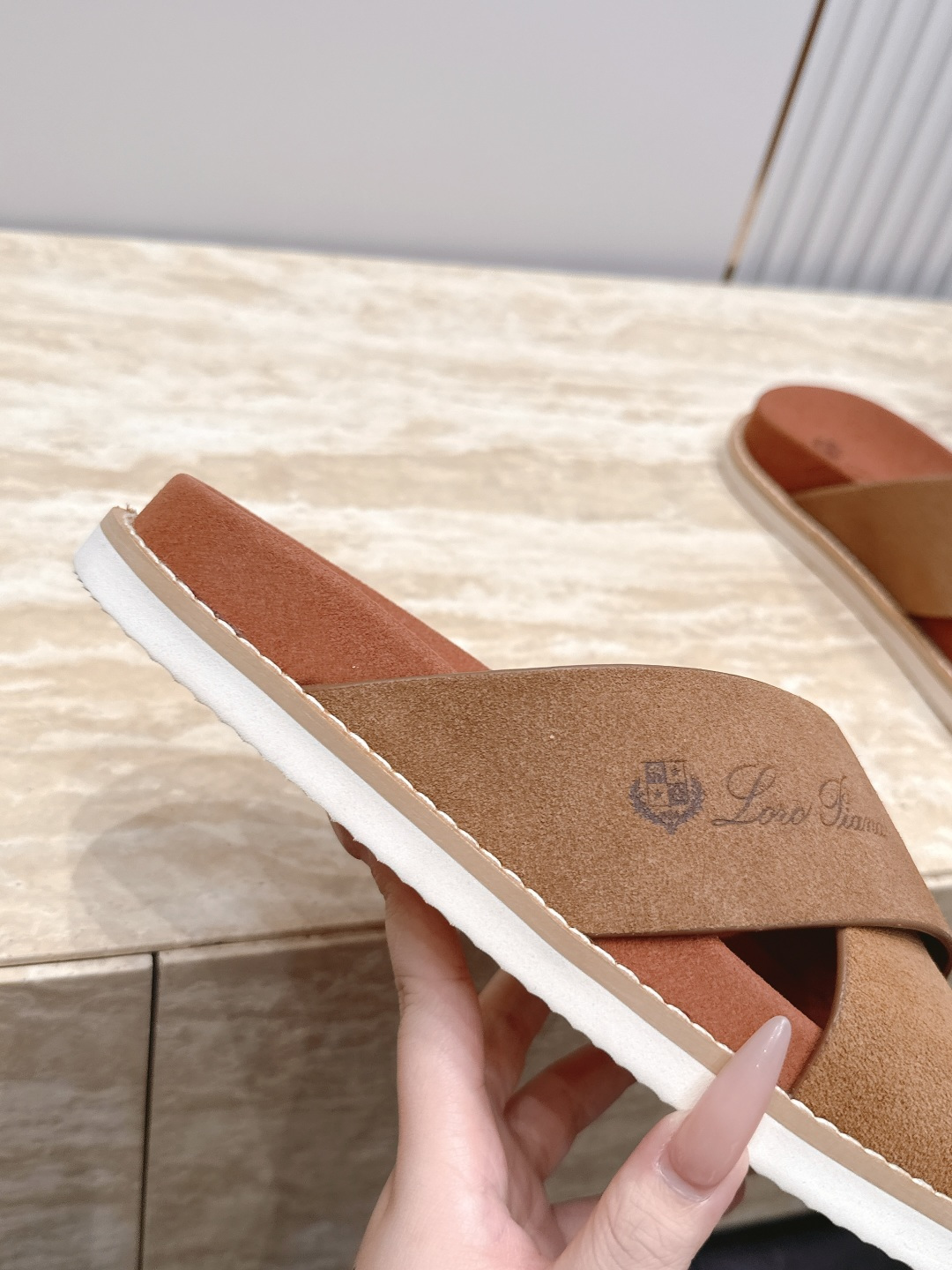 Loro Piana 诺悠翩雅 ，LP炸街男神春夏拖鞋新品专柜同步，鞋面意大利进口牛皮面料，高品质拼接工