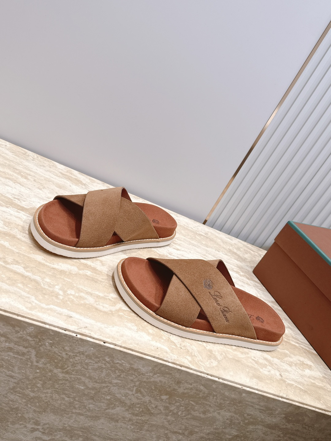 Loro Piana 诺悠翩雅 ，LP炸街男神春夏拖鞋新品专柜同步，鞋面意大利进口牛皮面料，高品质拼接工