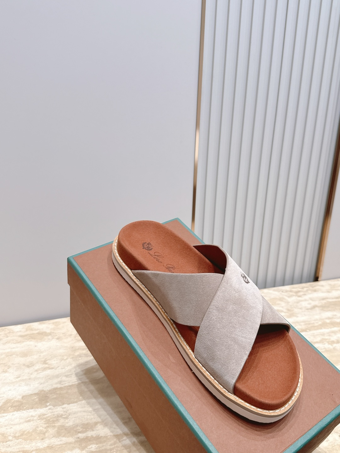 Loro Piana 诺悠翩雅 ，LP炸街男神春夏拖鞋新品专柜同步，鞋面意大利进口牛皮面料，高品质拼接工