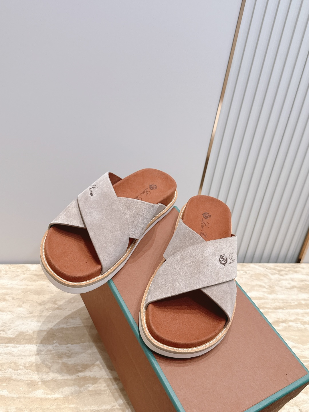 Loro Piana 诺悠翩雅 ，LP炸街男神春夏拖鞋新品专柜同步，鞋面意大利进口牛皮面料，高品质拼接工
