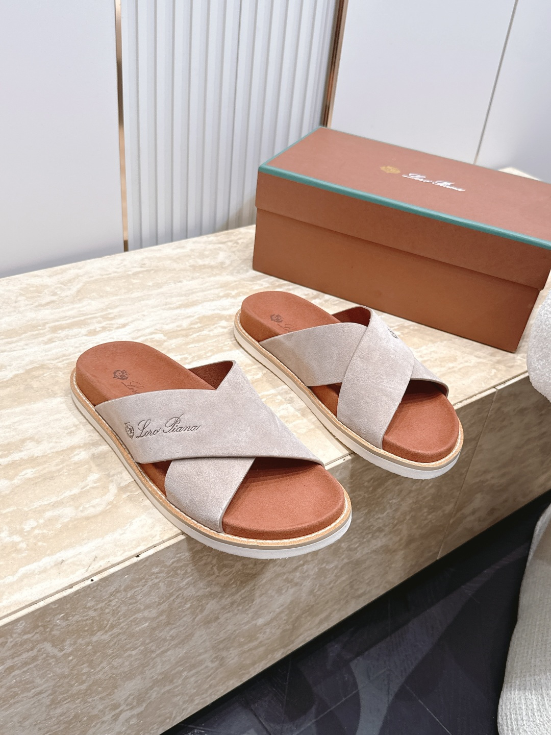 Loro Piana 诺悠翩雅 ，LP炸街男神春夏拖鞋新品专柜同步，鞋面意大利进口牛皮面料，高品质拼接工