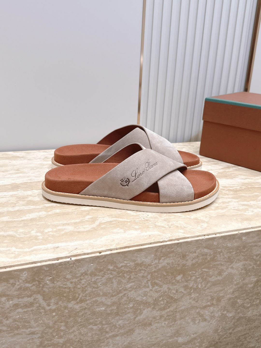 Loro Piana 诺悠翩雅 ，LP炸街男神春夏拖鞋新品专柜同步，鞋面意大利进口牛皮面料，高品质拼接工